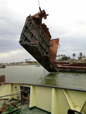 الموانئ تنتشل آخر قطعة بحرية غارقة شرق قناة شط العرب 1 685185 Med