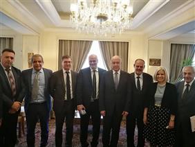 مؤيد اللامي يقدم وثيقة حرية الإعلام العربي لامين عام جامعة الدول العربية في القاهرة 2 مؤ 2