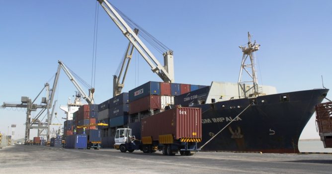 ضبط 4 حاويات بداخلها 4 سيارات غير مسموح بأستيرادها في ميناء ام قصر الشمالي 1 مي 2