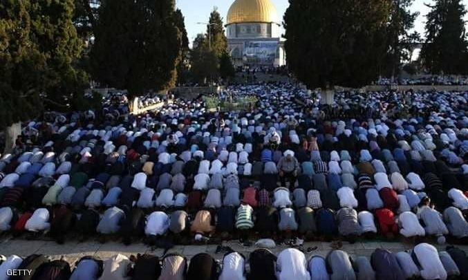 أكثر من /90/ ألف مصلٍّ أدوا صلاة عيد الفطر بالمسجد الأقصى المبارك جاءوا من مختلف مناطق الأراضي الفلسطينية 1 مسجد