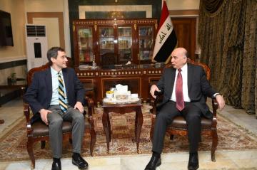 فؤاد حسين يستقبل جوي هوود القائم بأعمال السفارة الامريكية في العراق 1 فؤاد