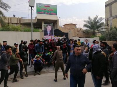 بالصور .. اغلاق مبنى البرلمان في كربلاء من قبل المتظاهرين ويكتبون "مغلق بأمر الشعب" 9 برلمان كربلاء مغلق scaled