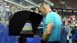 حكام انجلترا تطالب الاستعانة بشكل أكبر بتقنية "Var" قبل اتخاذ أي قرار بطرد لاعب 2 تقنية الفار