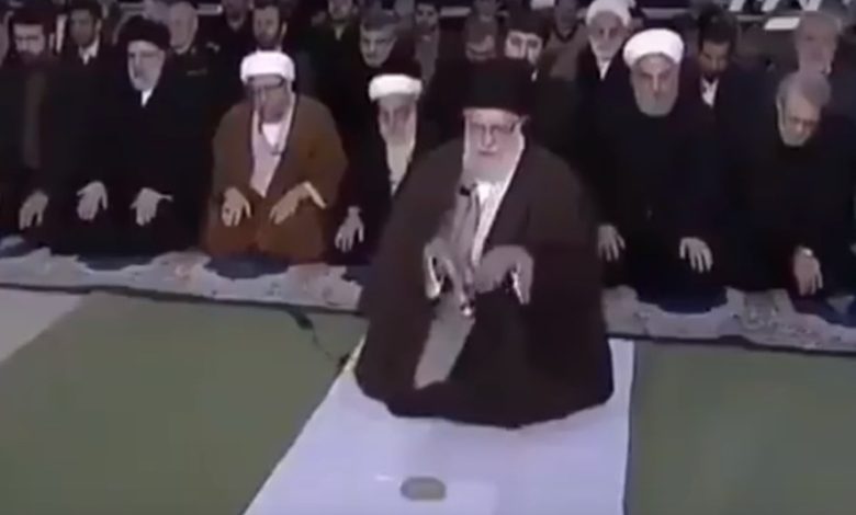 صورة فديو صلاة خامنئي بروحاني