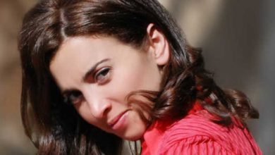 ساندرا نشأت مخرجة أبعدتها السياسة تهدي الأوسكار لعائلتها