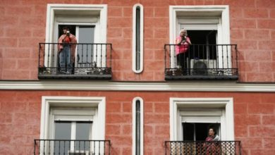 الإسبان يستقبلون كلمة الملك بالنقر على الأواني احتجاجا على كورونا 9 78 160028 spaniards king speech protest corona 700x400