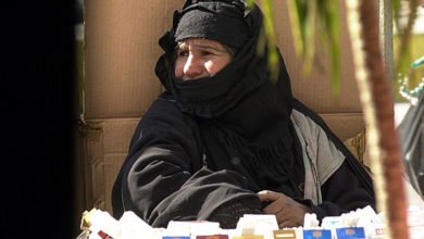 امراة عراقية تعمل بائعة سكائر