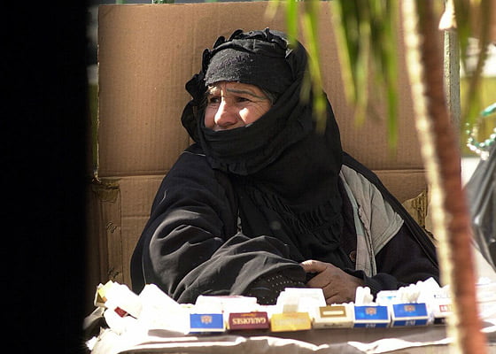 امراة عراقية تعمل بائعة سكائر