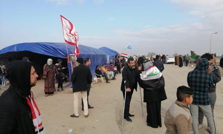 متظاهرون ينصبون الخيام