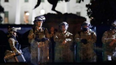 مشهد استثنائي في واشنطن.. المتظاهرون وجها لوجه مع جيش مدجج بالسلاح 2 2FB0C59D DF9C 4AC2 AE20 E0D934F2F905