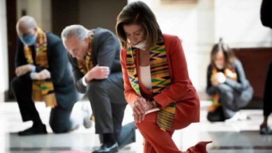 بالصور.. كيف تضامنت بيلوسي ونواب ديمقراطيون مع فلويد 2 F0C8CD3C 53CE 4911 969B 4CF9522579CF