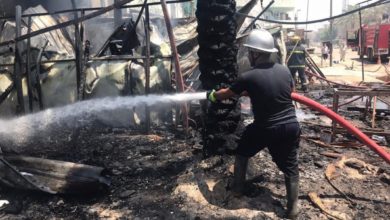 بالصور.. الدفاع المدني ينقذ عوائل من بناية سكنية محترقة في شارع فلسطين 1068x801 1