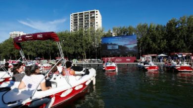باريس تتحدى كورونا... مشاهدة السينما من القوارب 5 127 163443 parisians watch cinema boats seine 700x400