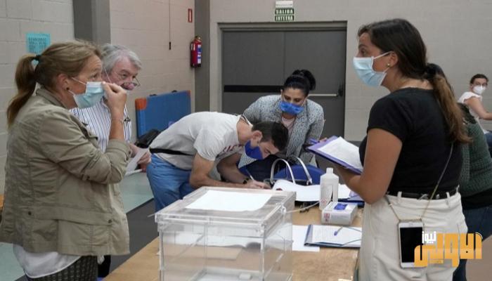 بالكمامات والتعقيم.. الإسبان في أول اقتراع منذ قيود كورونا 5 66F42065 4319 4911 8037 554A056A979B
