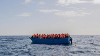 162 101647 british police use army deal with migrant boats 700x400