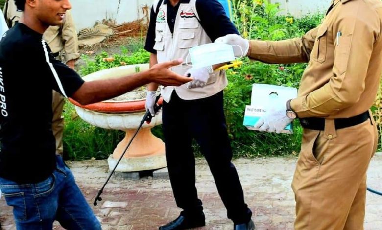 الشرطة المجتمعية تنظم حملة تعفير للمراكز الامتحانية وتوزع الكمامات على الطلاب في النجف الأشرف 3 FB IMG 1599145080312