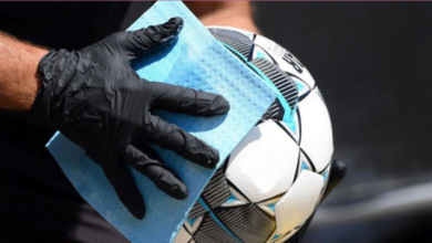 معاقبة لاعب بسبب تقبيله للكرة 5 ت