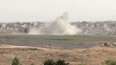 تصاعد عمود دخان بعد قصف تركي لمدينتي القامشلي ورأس العين السوريتين الحدوديتين مع تركيا