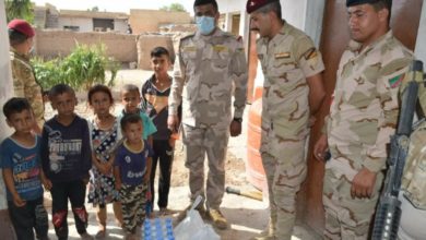 فرقة المشاة الخامسة عشرة تبادر بتوزيع السلات الغذائية ضمن قاطع مسؤوليتها 6 ٢٠٢٠٠٩٠٥ ١٣٤٩١٨