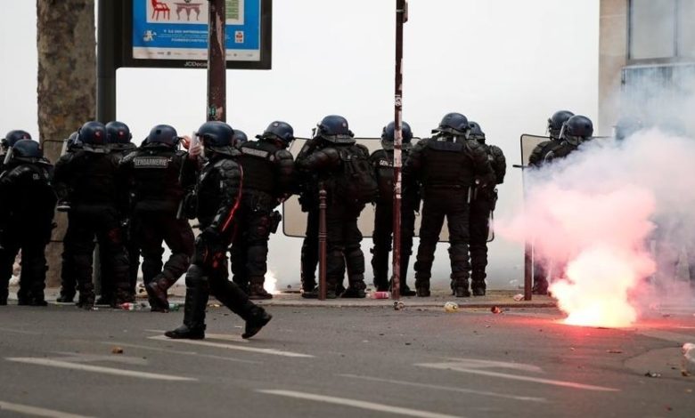 الشرطة الفرنسية تستخدم الغاز المسيل للدموع في احتجاج ضد عنفها 1 1628112020 w900 p16x9 POLICE FRANCE PROTEST