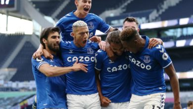 2549100 احتفال كالفيرت ليوين مع لاعبى إيفرتون scaled 1