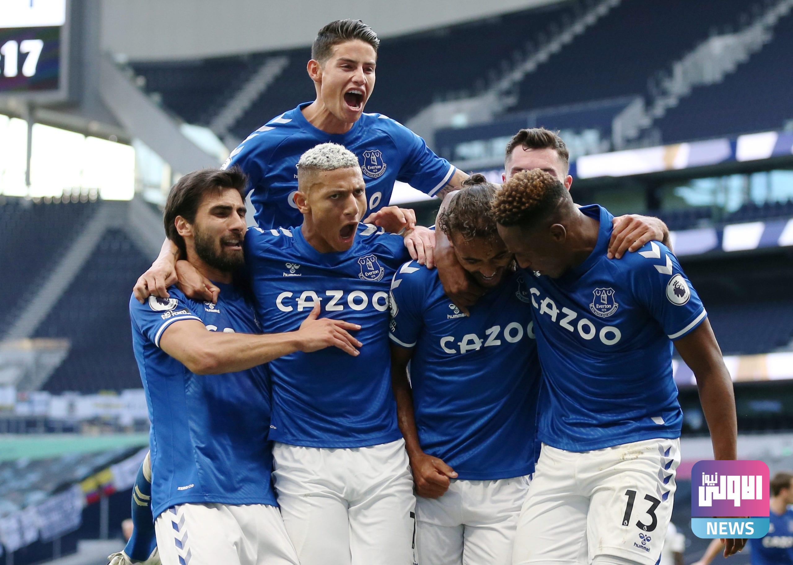 2549100 احتفال كالفيرت ليوين مع لاعبى إيفرتون scaled 1