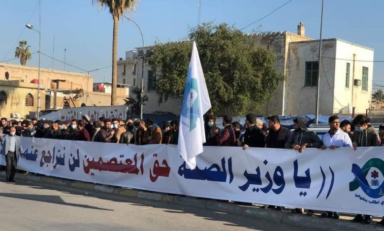 بالصور.. خريجو العلوم يواصلون اعتصامهم امام وزارة الصحة للمطالبة بالتعيين 1 829122020 fb449a7a 2177 4fe5 9e9a 8579936cc4ae