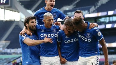 2549100 احتفال كالفيرت ليوين مع لاعبى إيفرتون 2