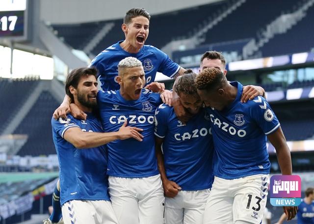 2549100 احتفال كالفيرت ليوين مع لاعبى إيفرتون 2