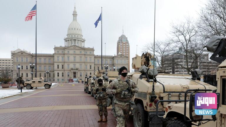 متظاهرون مسلحون يتجمعون أمام برلمان ميشيغان 1 5BDB571B CF25 414C B9F3 562FBABF7426