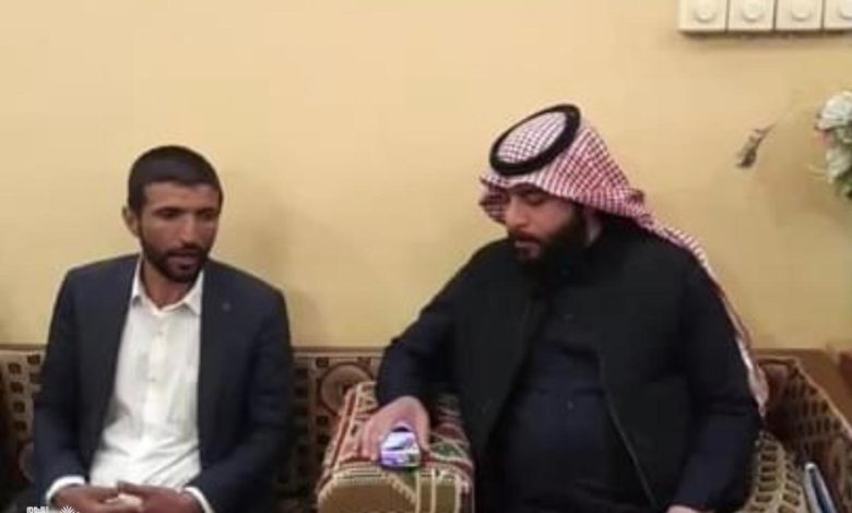 المتظاهرون يحرقون باب مبنى محافظة ديوان محافظة ذي قار والاجتماع مع الخيون ينتهي باتفاقين 1 149521