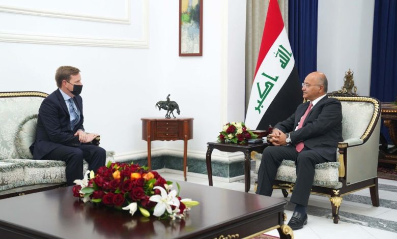 صالح خلال استقباله هيكي: الحكومة ماضية قدماً في تعزيز سلطة الدولة وسيادتها 1 7C43E2EA A253 432C B460 BFA33FEFE7D4