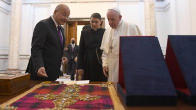 هدية الرئيس صالح إلى البابا فرنسيس(بالصور) 2 165320215d871d3e a93d 4295 8ca1 64f6a3cb59b9