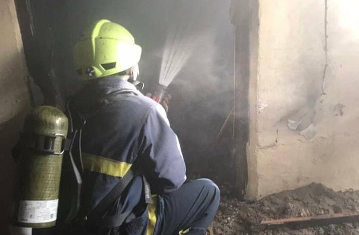 أندلاع حريق داخل منزل في كربلاء والدفاع المدني ينقذ ساكنيه (صور) 15 881273DE E2BC 43B8 BB15 AD1B408E2EB7