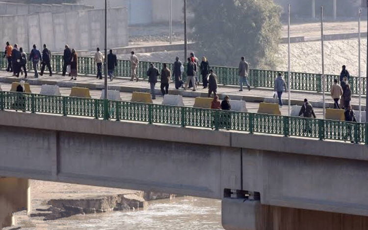 إنقاذ فتاتين حاولتا الانتحار من أعلى جسر مدينة الطب في بغداد 1 E6C2B12E 34D8 4BCF 9899 939186FD8212