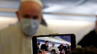 مشاهد من داخل طائرة البابا فرنسيس.. وصور عالية الدقة لأجواء رحلة الحج التاريخية 5 IMG 20210305 WA0090