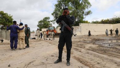 قتلى وجرحى جراء تفجير انتحاري داخل مطعم في الصومال 2 60717ea84c59b71a8b525948