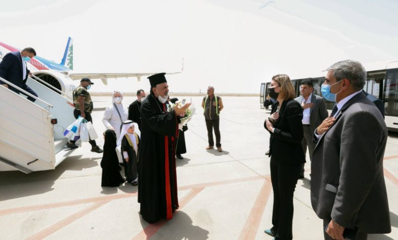 وزيرة الهجرة تترأس وفداً لاستقبال غبطة البطريرك في مطار البصرة 1 35778E72 5973 4909 BB00 511B4BAC2E4B