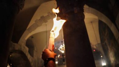 انبثاق النار المقدسة من قبر السيد المسيح معجزة ينتظرها المسيحيين كل عام 2 608d3c6c4c59b773357d75f4