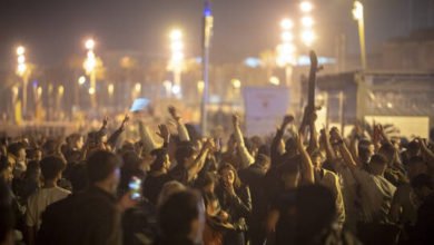 الإسبان يحتفلون عفويا بالشوارع برفع "طوارئ كورونا" 6 6097bcc2423604137a7e63d4