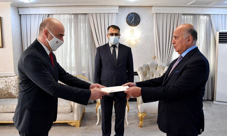 وزير الخارجيّة يتسلّم نسخة من أوراق اعتماد السفير التركي الجديد لدى بغداد 1 A9428F3A FCC1 43A2 A097 46EE9F0A21D2