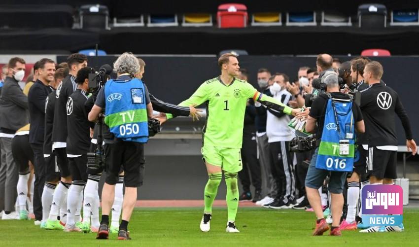 في مباراته المئوية..لاعبو المنتخب الألماني يكرمون نوير 1 1210217