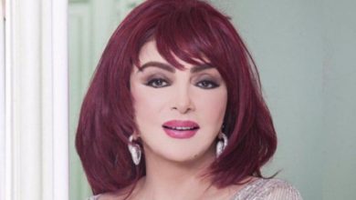 127 102417 nabila obeid muhammad ramadan kisses hand 700x400