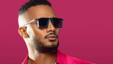 176 145920 muhammad ramadan kisses hand favorite star 700x400