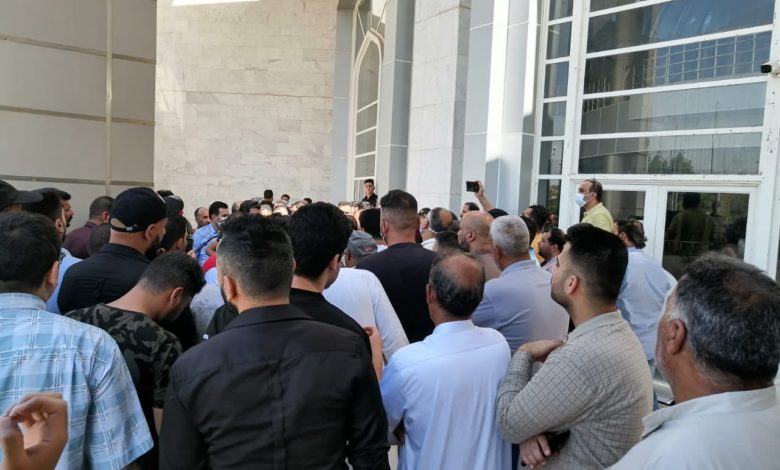 في سابقة هي الاولى.. موظفو بلدية النجف يغلقون مبنى الدائرة احتجاجا 1 C1356DE8 3599 46C5 B1FF 5B53E9222BA3