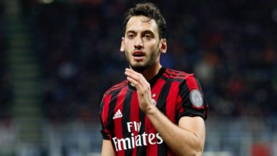 اللاعب التركي هاكان تشالهانوجلو