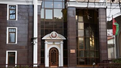 مجهولون يهاجمون متظاهرين عند السفارة البيلاروسية في كييف 6 60e592ff4c59b746d2166f4f