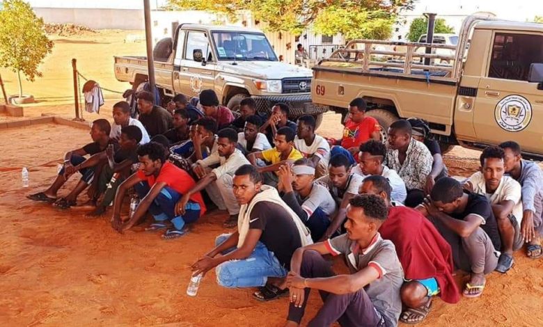 ليبيا.. القبض على مهاجرين غير شرعيين بعد فرارهم من المهربين (صور) 5 60f93ded4236046988011769 1
