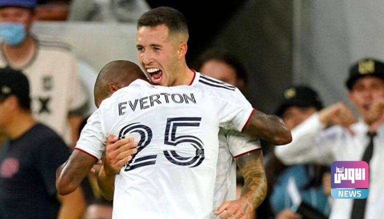 98 093524 everton suspend first team player