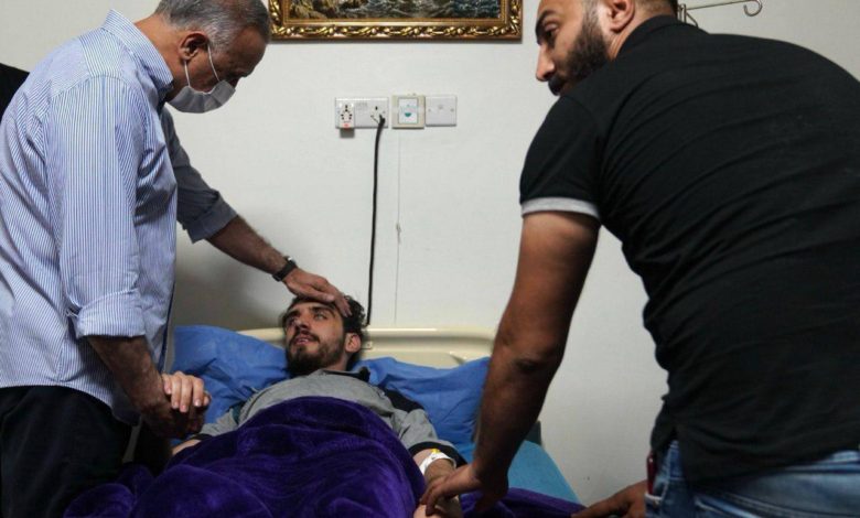 الكاظمي يزور الناشط علي المكدام في المستشفى للاطمئنان على صحته 5 B946AB60 41B8 4601 9DE6 12E3EEAFC235